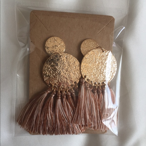 NWT Hammered Earrings with Tassel Accent - Picture 4 of 4